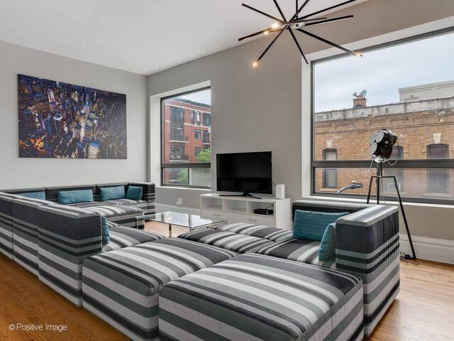 Large 4BR/3BA • Safe Old Town Location • Walk Ever gallery image 2