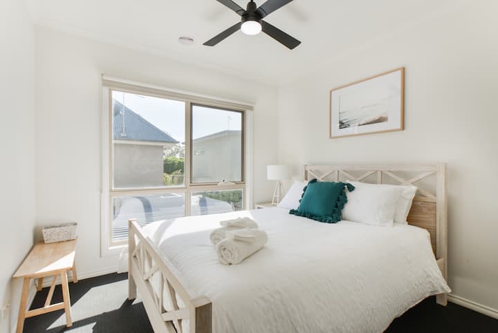 غرفة 2 بسرير ملكي وخزانة ملابس