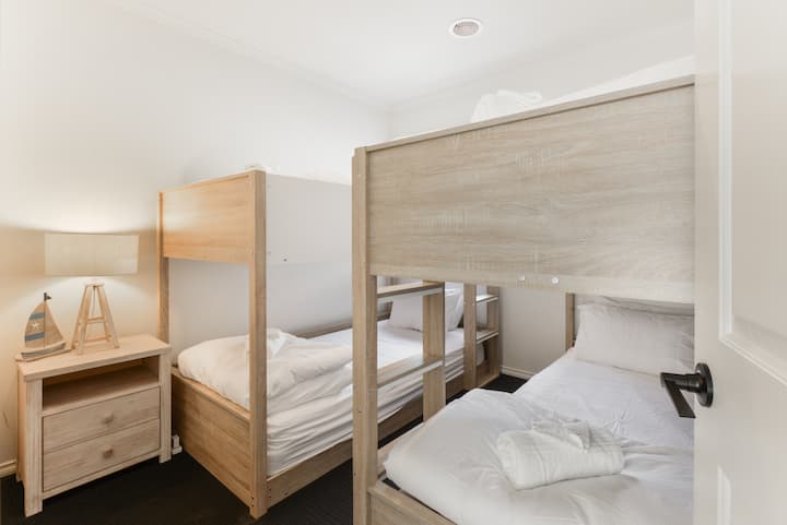 الغرفة 3: سريران بطابقين (النوم 4)