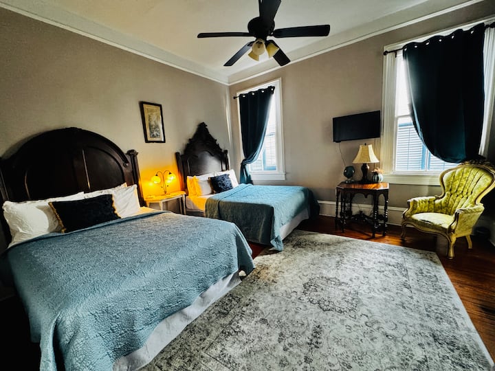 Apartmán Midcity s manželskou posteľou Queen a vlastnou kúpeľňou s vaňou na nožičkách – izba s rozlohou 23,2 m² – nachádza sa na druhom poschodí