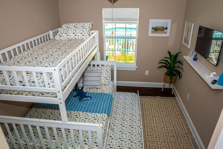 Dubbelsäng över full våningssäng med utdrag (dubbelsäng)