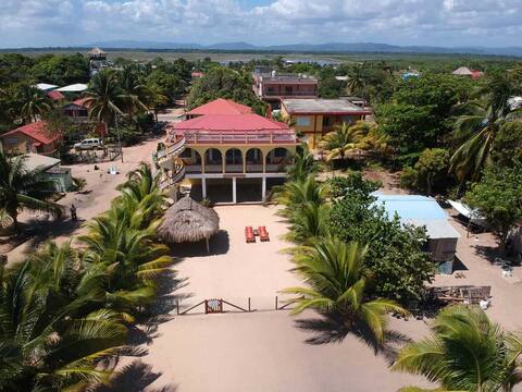 Hopkins Beachfront Escape – Central & Cozy