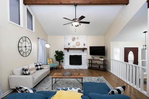 Renovated Farmhouse Near Six Flags