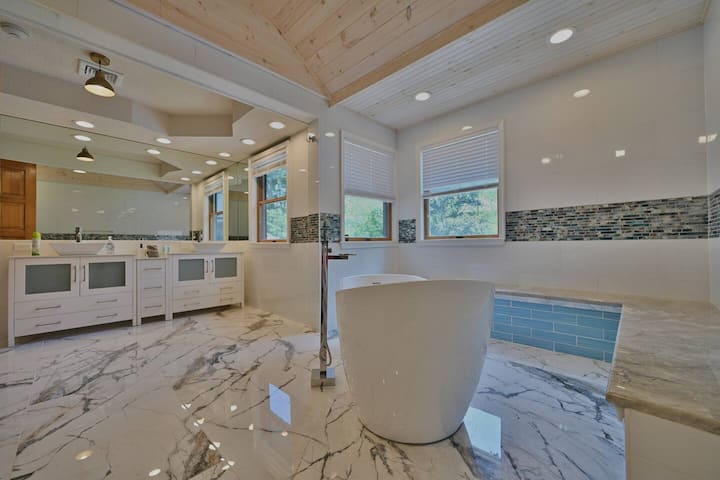 Villa in heart of Poconos-Pool-Hot Tub- Sauna