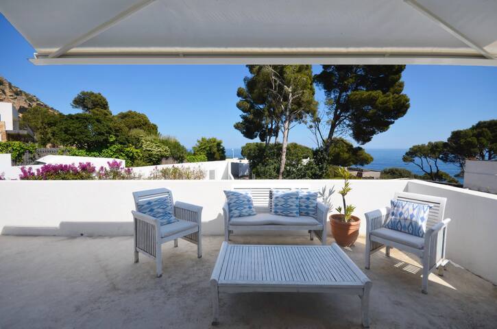 Holiday rental detachesd house with swimming pool gallery image 5