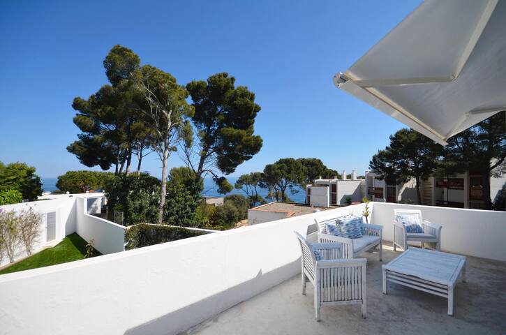 Holiday rental detachesd house with swimming pool gallery image 4