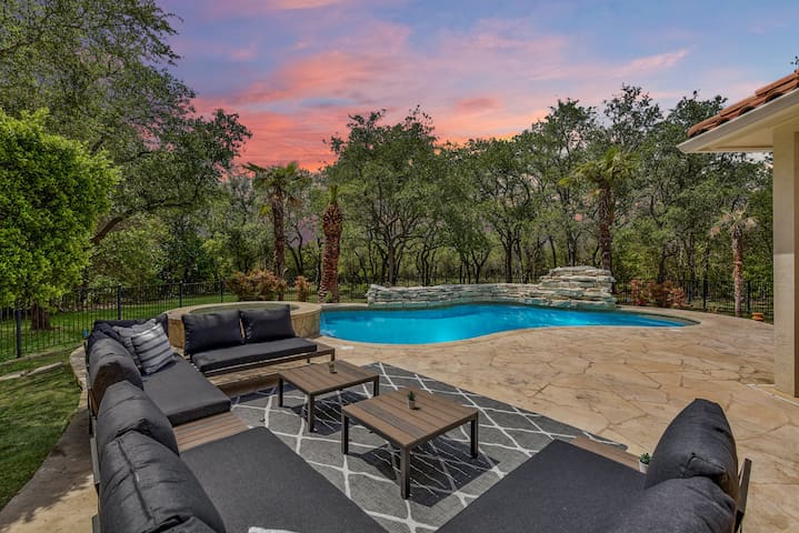 UT Football Fave – Pool, Hot Tub, Fire Pit, More! gallery image 2