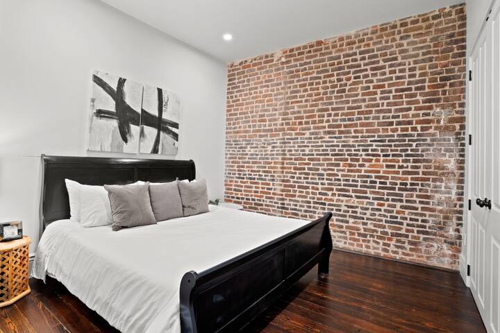 Group-Friendly Suite • Near Bourbon Street gallery image 3