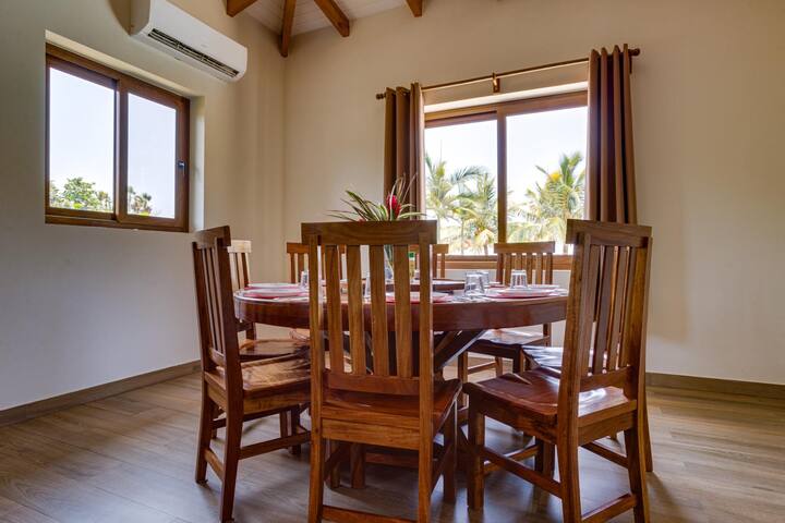 5 Bedroom Beachfront Villa w/ Large Pool & Staff gallery image 5