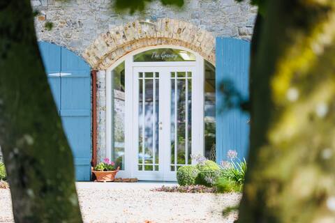 The Granary, Luxuriously Restored Barn on a Farm