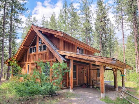Happy Trails: woodland retreat with sauna and deck