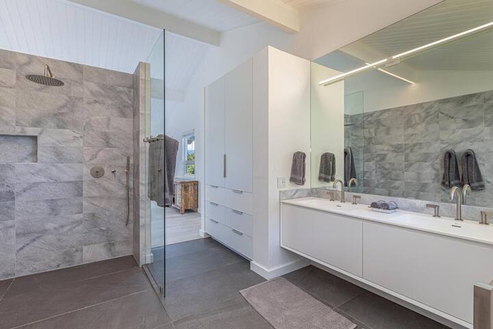 Modern Home on Golf Course, Walk to Tennis, Golf gallery image 5