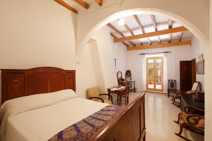 Colomer gallery image 2