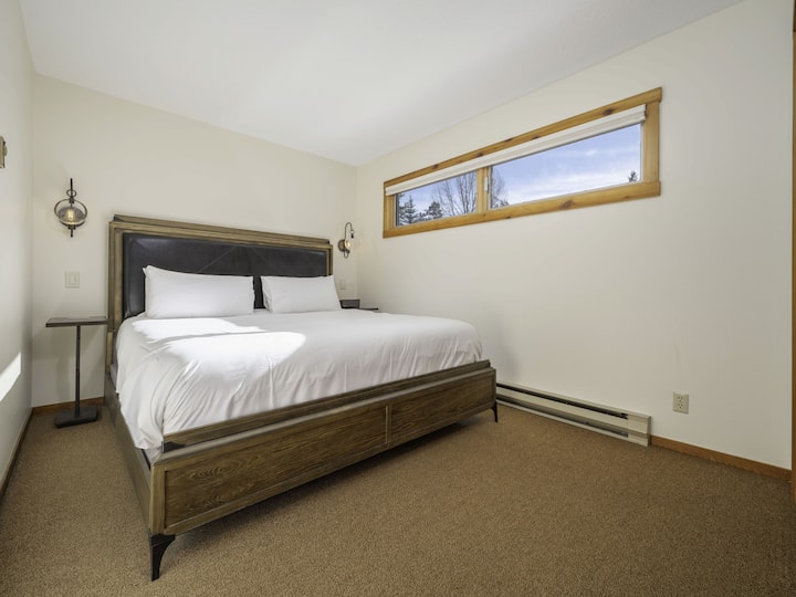 Spálňa s manželskou posteľou