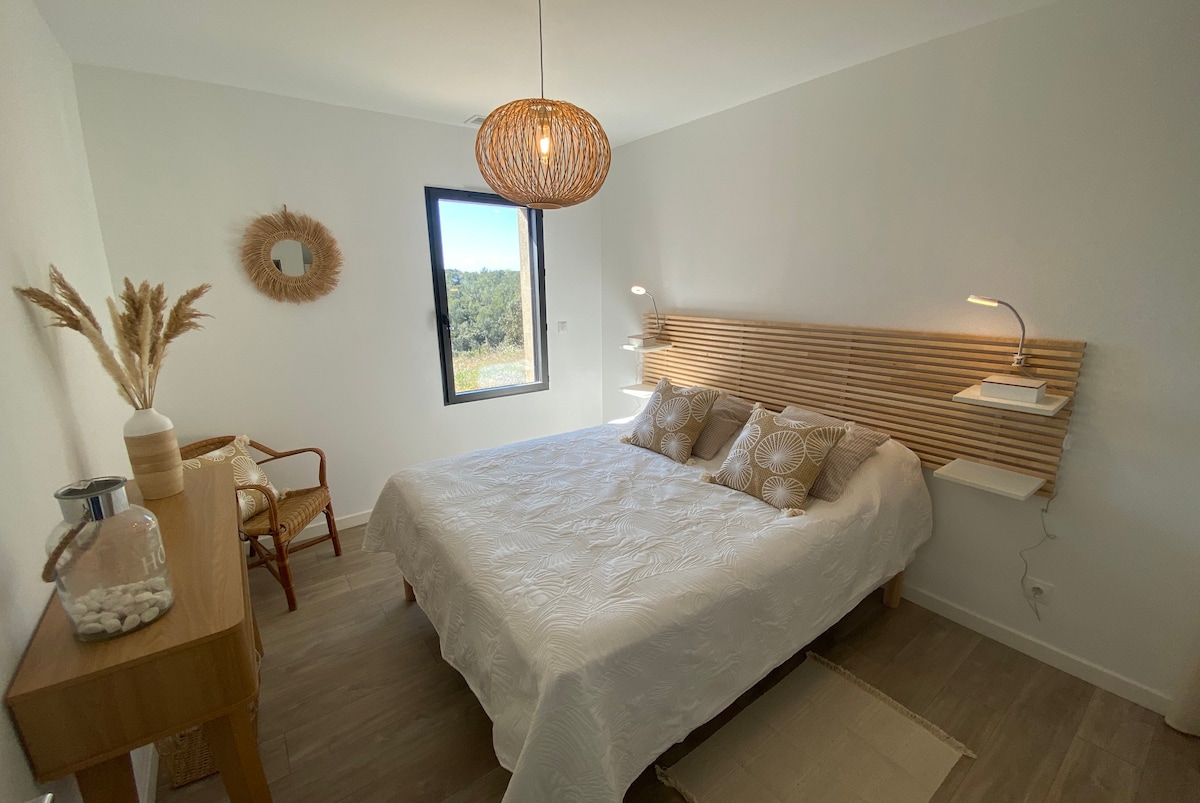 კამერა განათებულია 160X200  - საძინებელი დიდი საწოლით