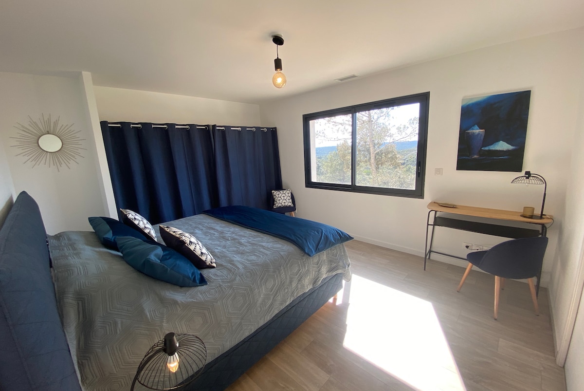 chambre parentale lit 180X200 avec salle d'eau - მთავარი საძინებელი დიდი ზომის საწოლითა და საშხაპით