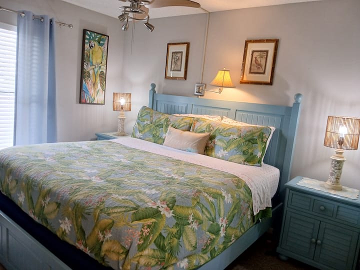 חדר שינה ראשי עם מיטת קינג