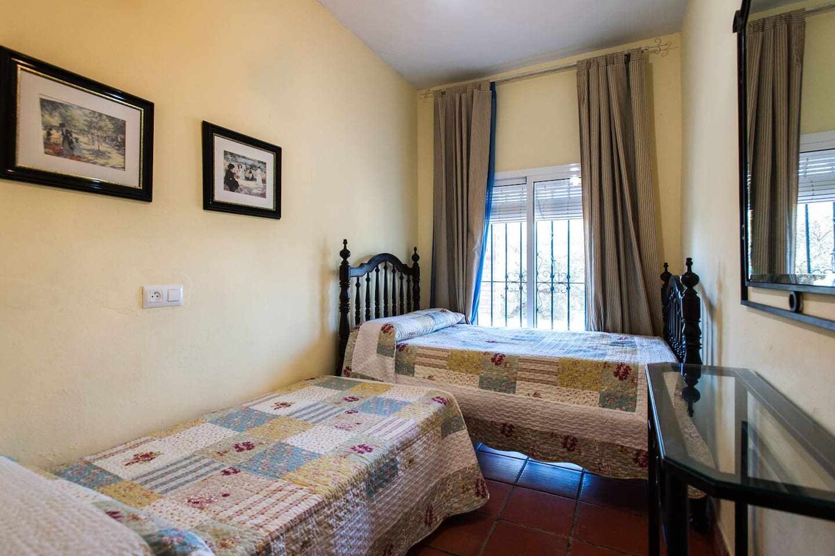 חדר זוגי. מיטה אחת 90 ס"מ + מול החלון מיטה אחת 1.05 מ'. מיזוג אוויר. ארון מובנה עם שתי דלתות.