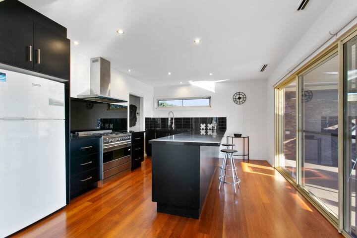 Dolce Vista – Walk to beach and shops