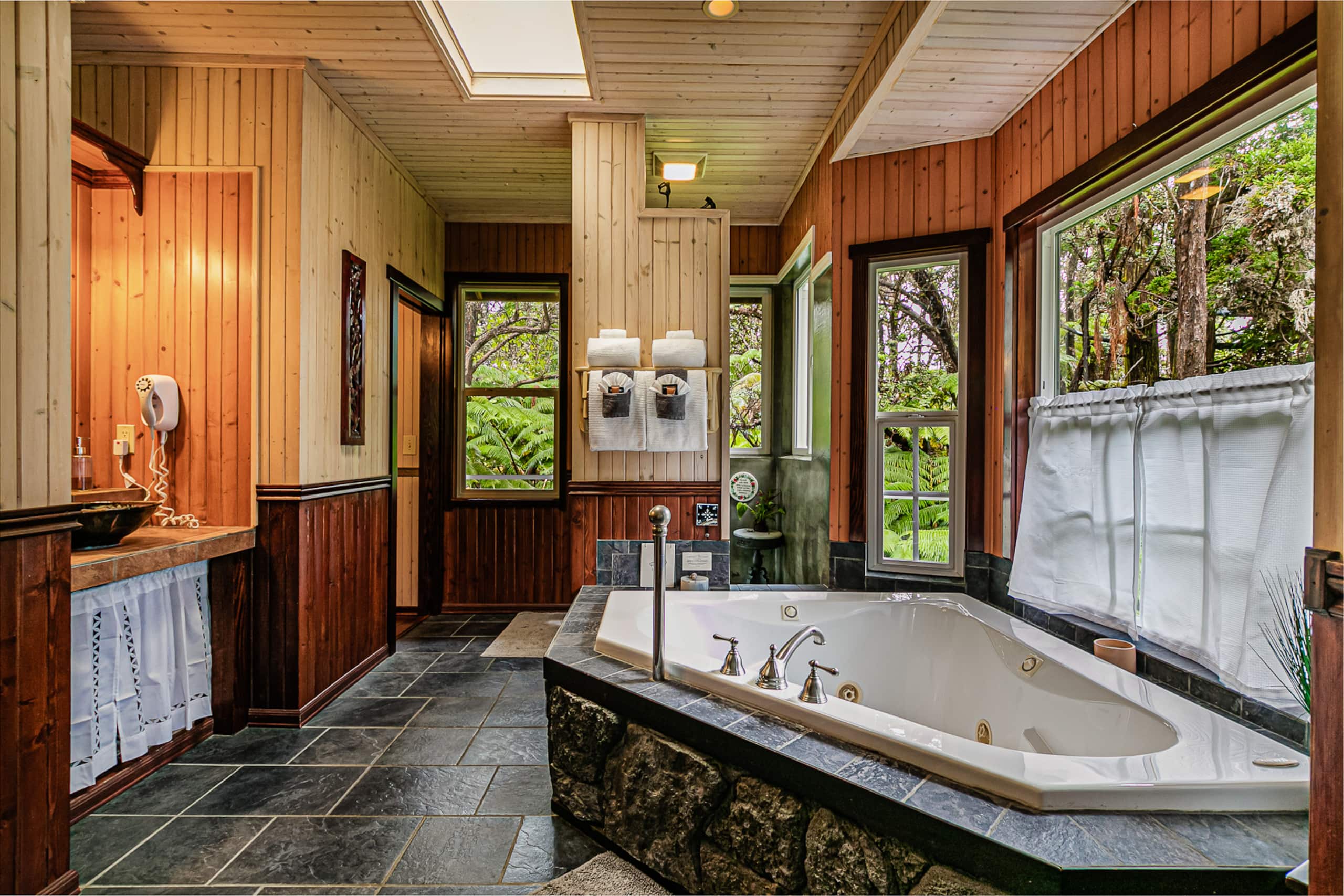 Home in Volcano · ★4.94 · 2 bedrooms · 2 beds · 2 baths - Image 14