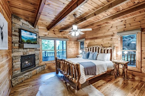 Spacious Family Cabin | Hot Tub | Pool Access