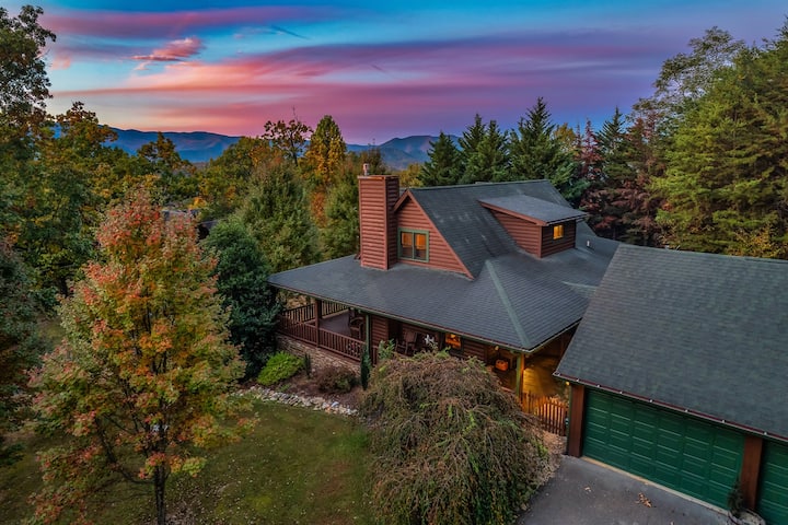 Spacious Cabin, Hot Tub, Arcade, Pool Access - Townsend, TN