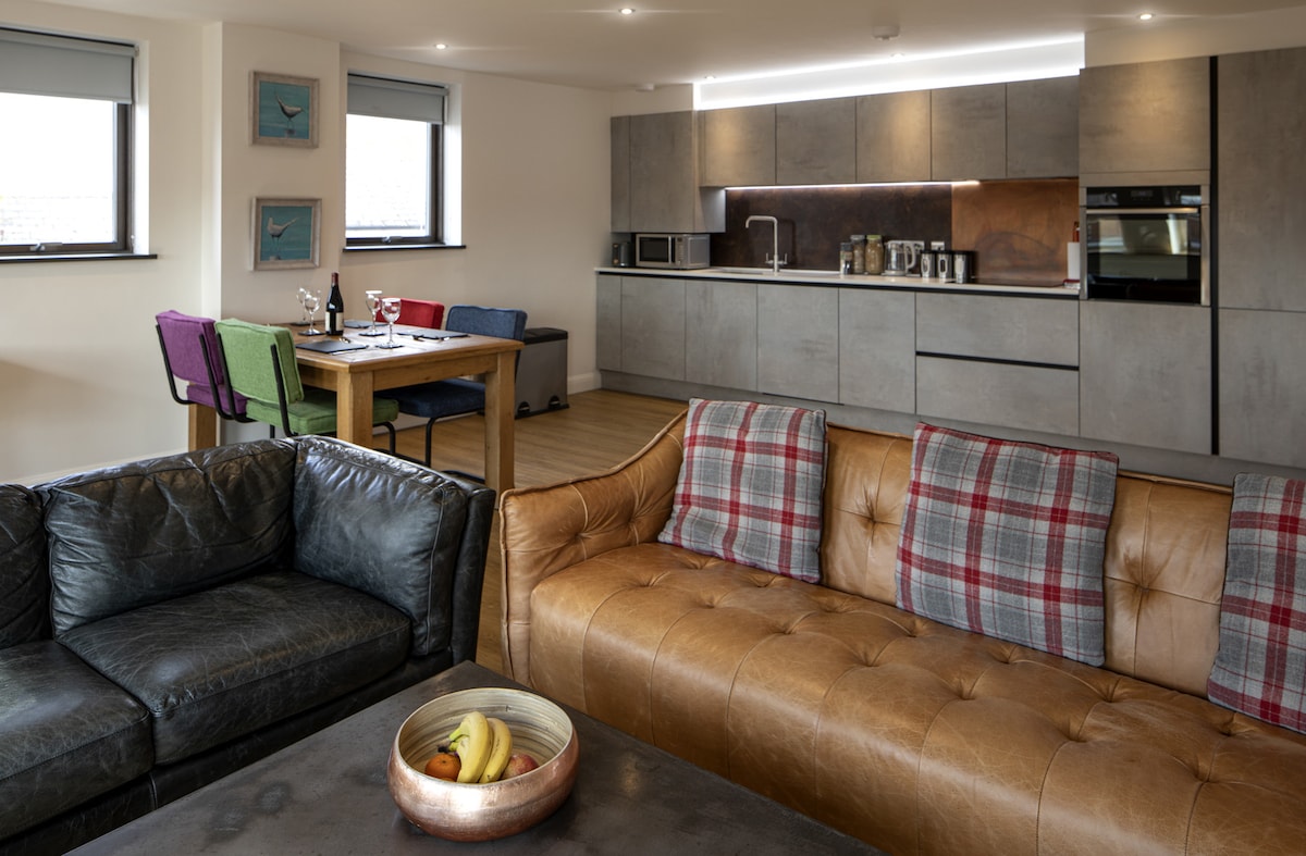 Top performing Airbnb: Serviced Penthouse Apartment in Old Town Swindon in Central Swindon South
