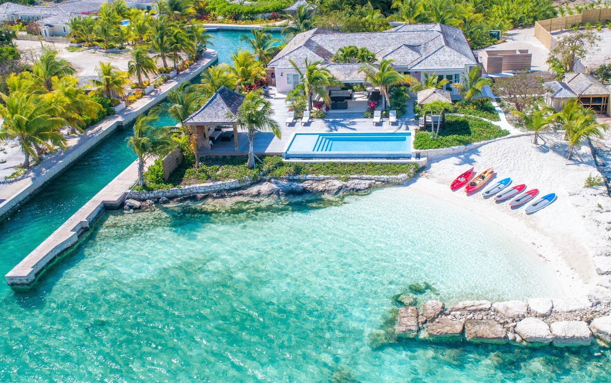 Casa Bella - Oceanfront w/ Private Beach, Pool & Spa - Houses for