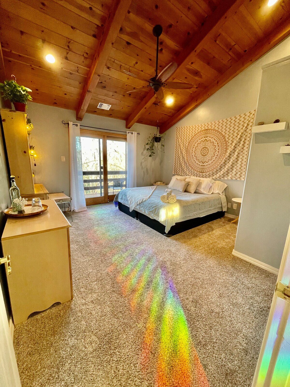 Северна спалня с двойно легло и балкон