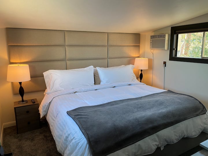 Საძინებელი 2 (ზემოთ) კონდიციონერით