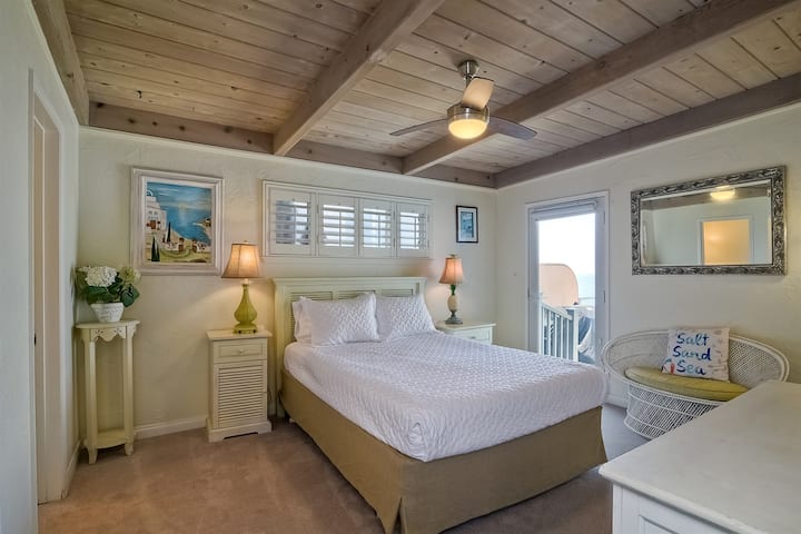 Dormitorio soleado con una cama tamaño queen, colchón de espuma viscoelástica, almohadas y sábanas de calidad