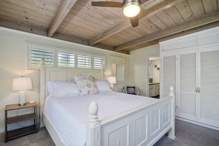 La suite principal tiene una cama tamaño king California y está hecha con sábanas suaves y de calidad.