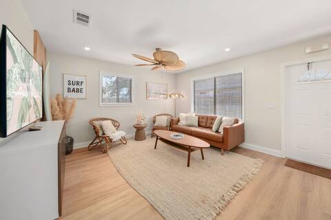 Luxury Villa 3 Blocks to Beach, Pool Outdoor Oasis