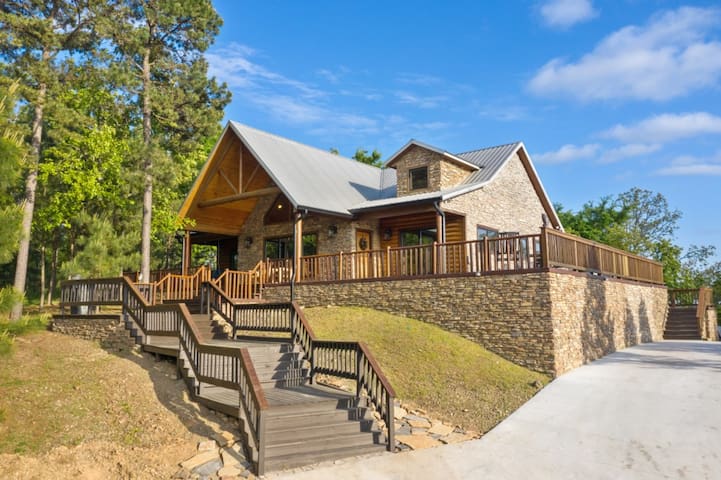 Rustic Luxe Cabins Broken Bow managed Airbnb listing 2