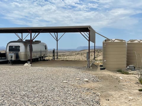 Big Bend StarGazer:Retro Airstream,Neolithic Views