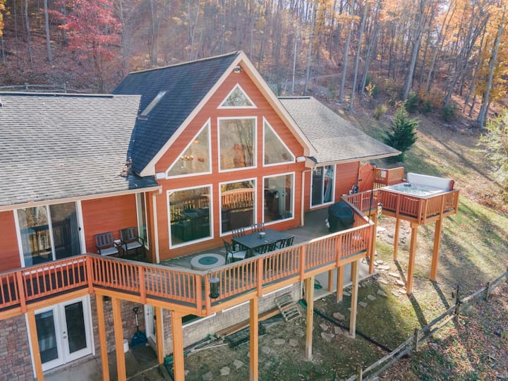 Hot tub w/ Sunset Views! Secluded mountain chalet