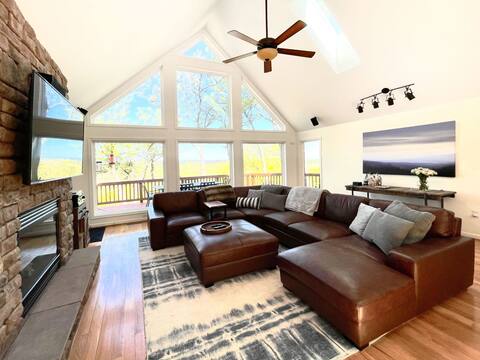 Hot tub w/ Sunset Views! Secluded mountain chalet