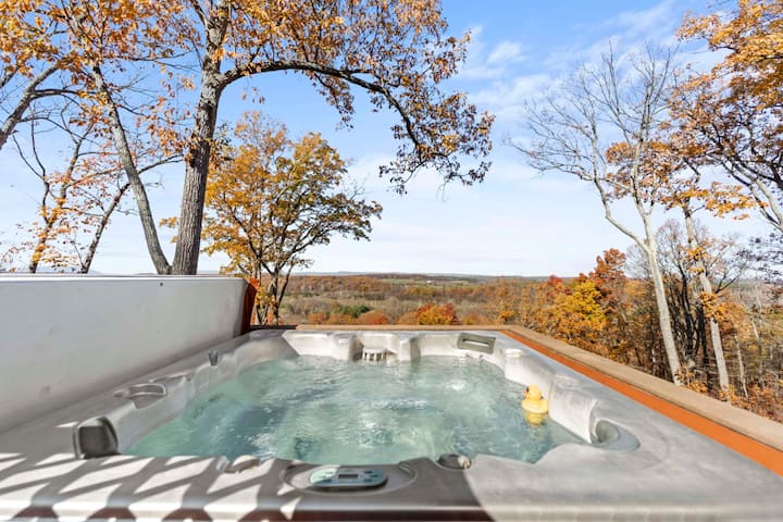 Hot tub w/ Sunset Views! Secluded mountain chalet