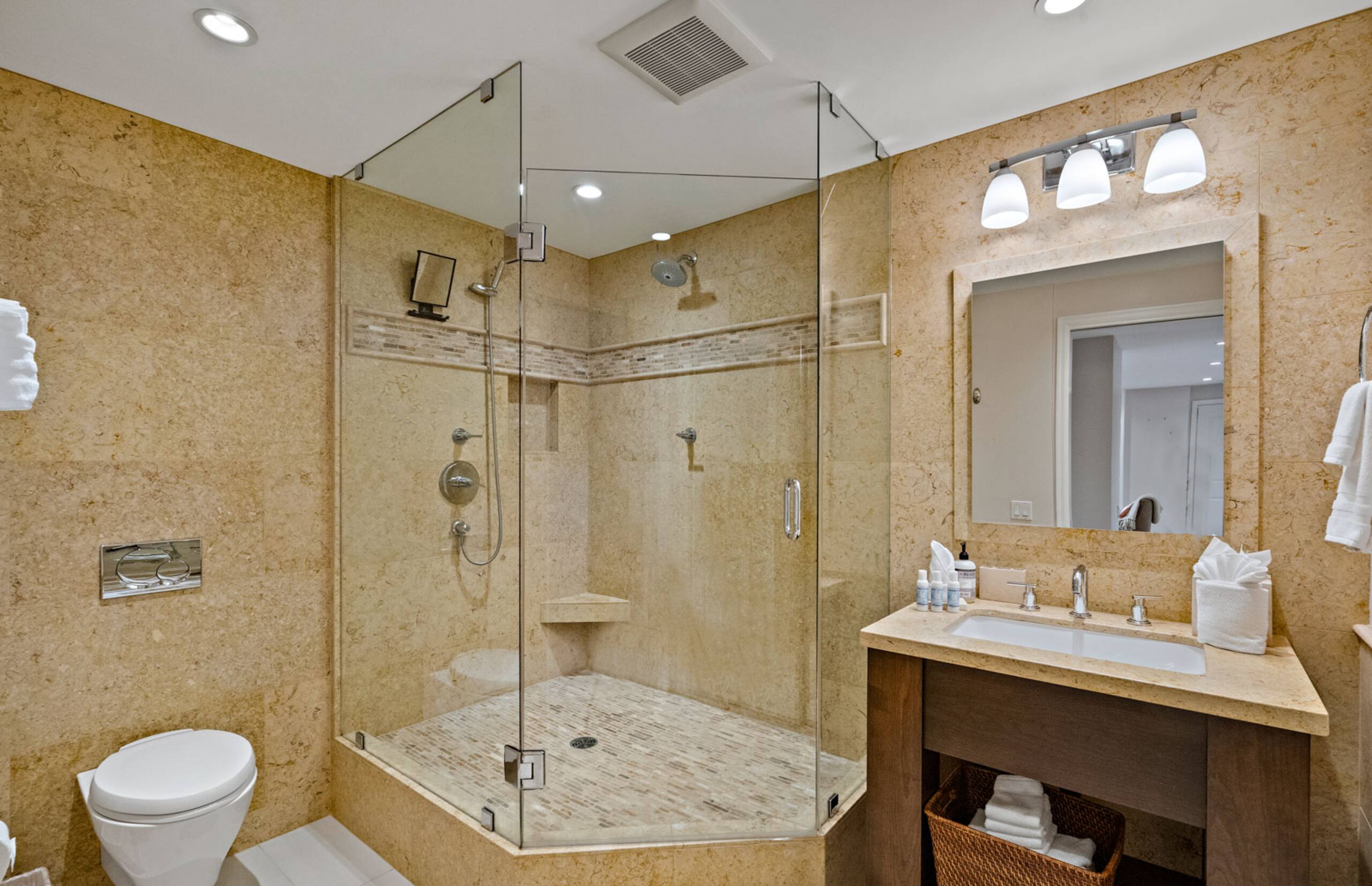 Condo in Lahaina · ★5.0 · 4 bedrooms · 6 beds · 4 baths - Image 49