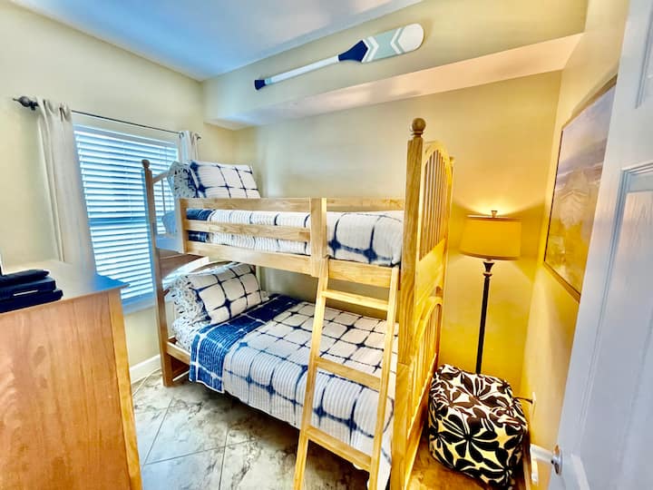 Спалня (любима на децата!) с 2 единични легла.