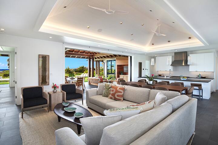 Hale Leimomi: Luxurious Comfort + Pool + Views! gallery image 2