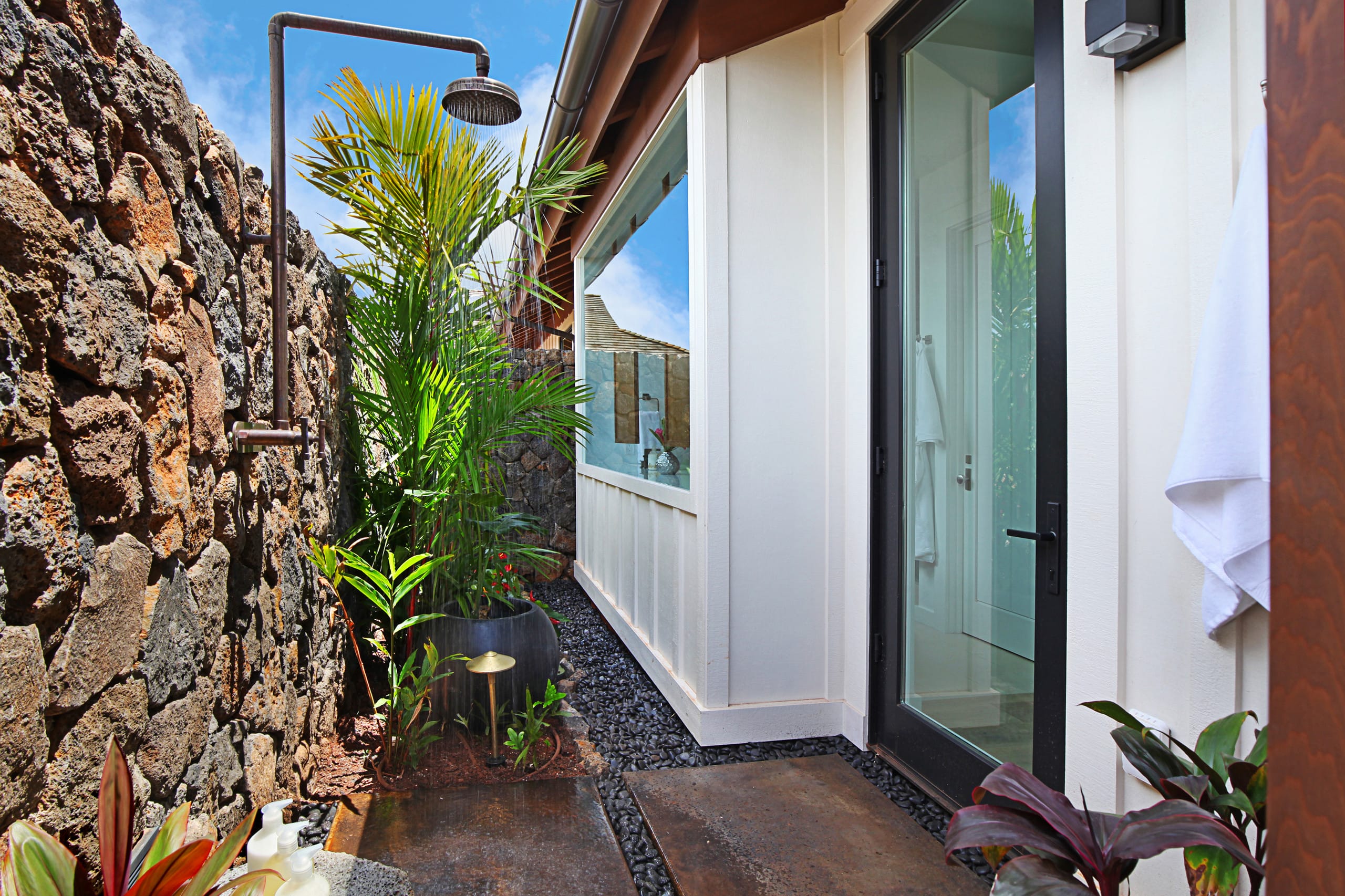 Hale Leimomi Luxurious Comfort + Pool + Views - Photo 35