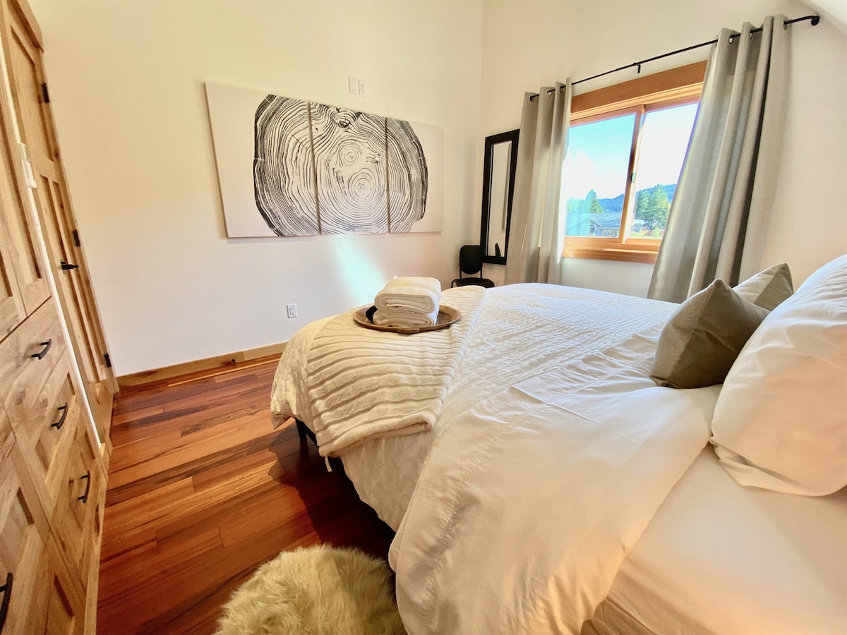 Upstairs Master (King)