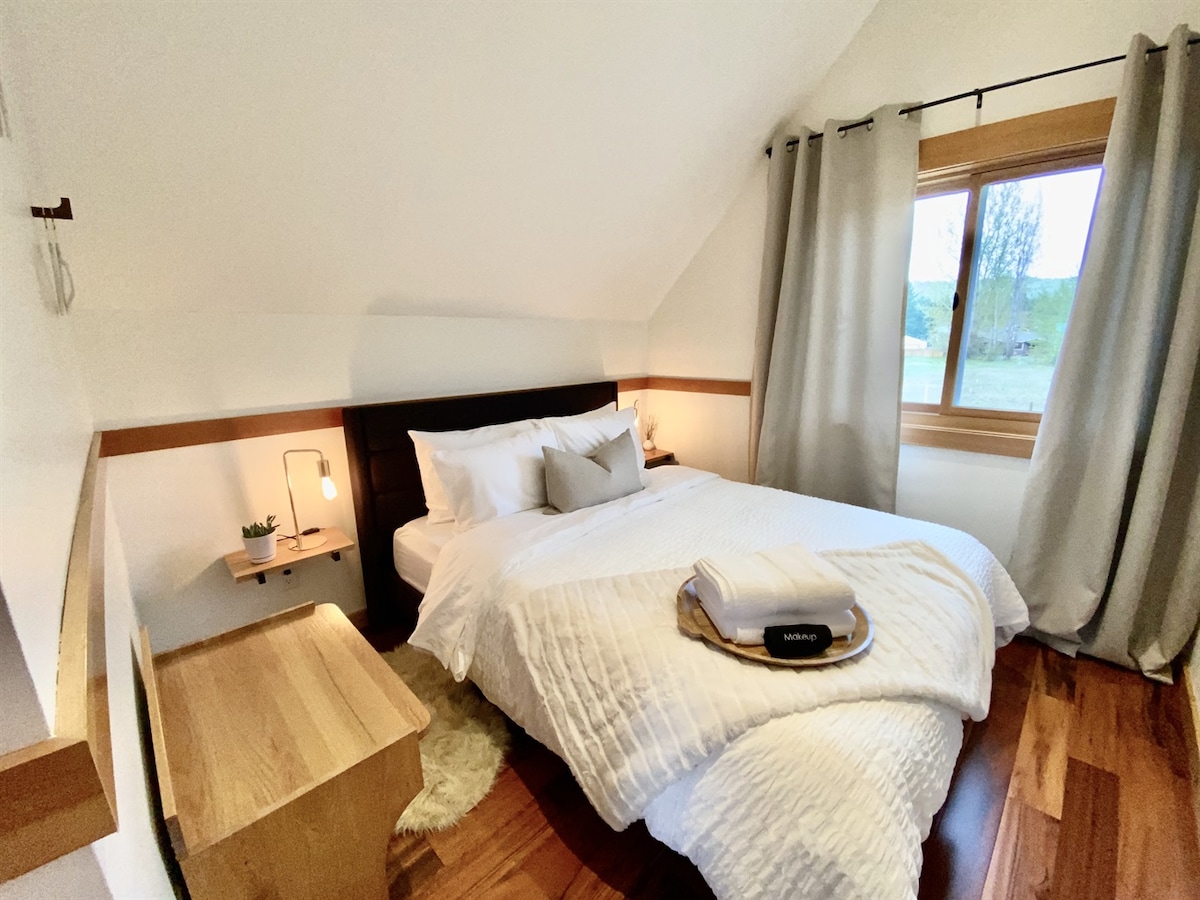 Upstairs Bedroom (Queen)