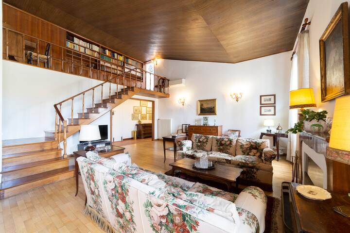 Lungarno attic with private terrace and lift gallery image 2