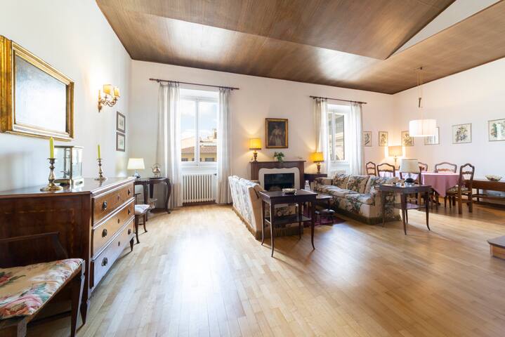 Lungarno attic with private terrace and lift gallery image 3