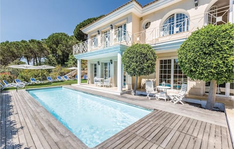 5 bedroom amazing home in Cabrils