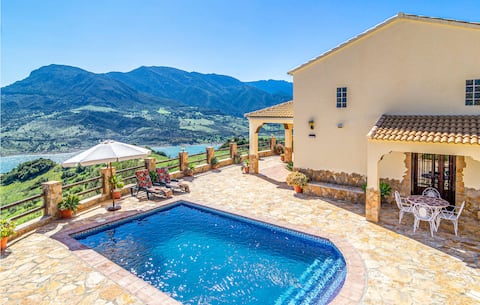 Nice home in El Gastor with outdoor swimming pool