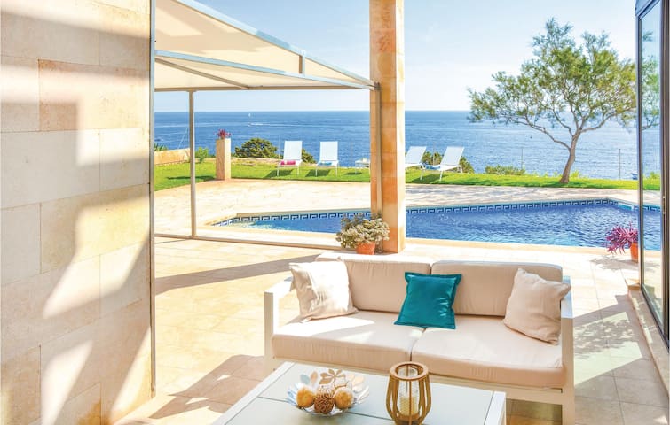 4 bedroom nice home in Porto Colom gallery image 4