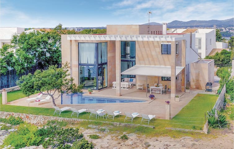 4 bedroom nice home in Porto Colom